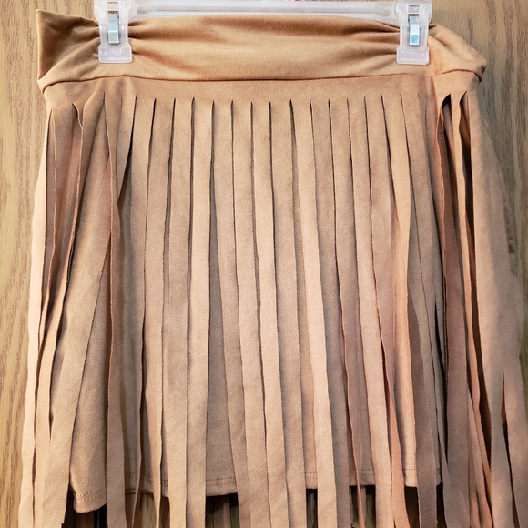 Very cute faux suede mini skirt with fringe. Never worn - Picture 1 of 5